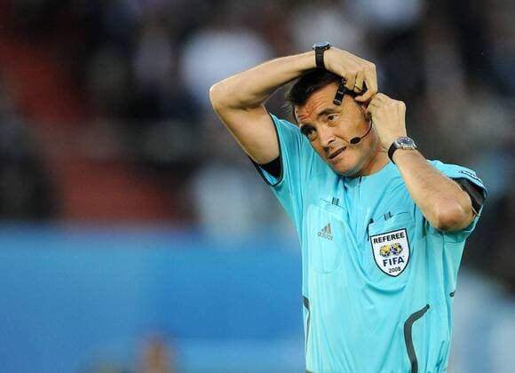 FIFA Schiedsrichter Manuel Mejuto Gonzalez (Spanien) richtet seine Headset - Fußball EM Herren EURO 2008, Länderspiel Einzelbild Wien