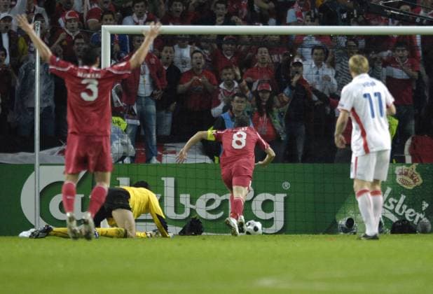 Nihat Kahveci (Türkei, Mitte) trifft nach dem schlimmen Fehler von Torwart Petr Cech (Tschechien) zum 2:2 Fußball Länderspiel Herren EURO 2008, EM, Nationalteam, Nationaltrikot, Türkei - Tschechien 3:2 Gruppe Genf Dynamik,