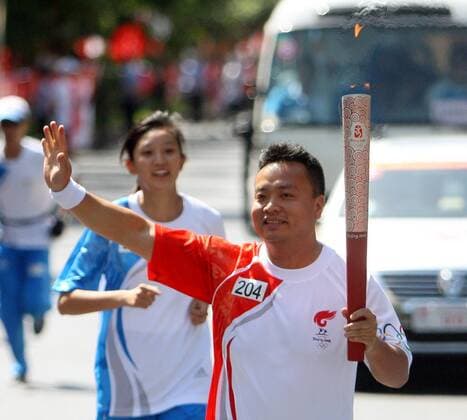 Sportmoderator Sha Tong (China) trägt die olympische Fackel für die Spiele in Peking 2008 durch Urumqi -  OS Sommer Herren Vorschau Olympische Spiele 2008, Sommerspiele, olympischer Fackellauf Einzelbild Urumqi Freude, OS Sommer Herren Vorschau Olympische Spiele 2008, Sommerspiele, olympischer Fackellauf Einzelbild Urumqi Freude,