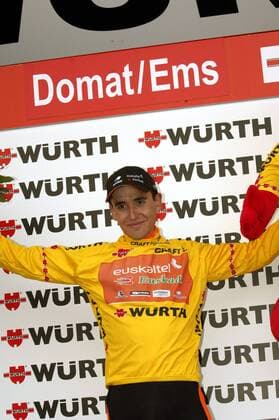 Igor Anton Hernandez (Spanien Euskaltel Euskadi) im gelben Trikot bei der Siegerehrung zur 4. Etappe der Tour de Suisse 2008 -  Radsport Herren Tour de Suisse 2008, ProTour, Straßenradsport, Straße, Rad, Einzelbild 4. Etappe: Gossau - Domat Ems Freude,
