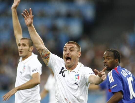 Daniele de Rossi (Italien) reklamiert -  Fußball EM Herren EURO 2008, Länderspiel, Nationalmannschaft, Nationaltrikot Einzelbild Zürich