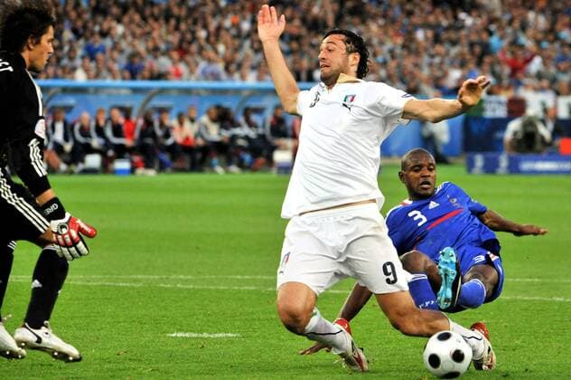 Luca Toni (Italien, Mitte) wird von Eric Abidal (Frankreich, re.) elfmeterreif gefoult - Der Platzverweis folgt -  Fußball EM Herren Euro 2008, Länderspiel, Nationalteam, Nationaltrikot, Frankreich - Italien Gruppe Zürich Dynamik, Kampf,
