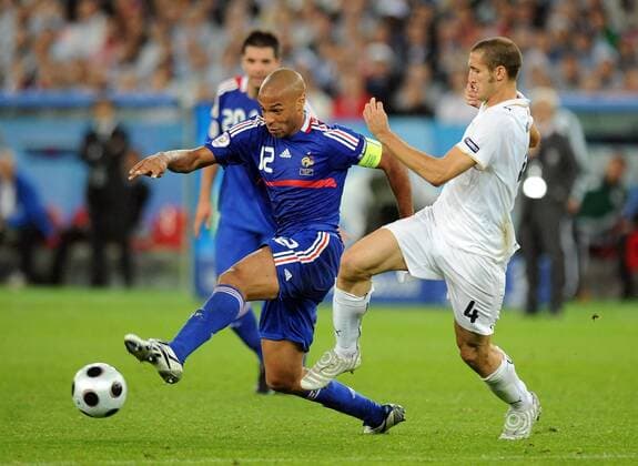 Thierry Henry (Frankreich, li.) gegen Giorgio Chiellini (Italien) - Fußball EM Herren Euro 2008, Länderspiel, Nationalteam, Nationaltrikot, Frankreich - Italien Gruppe Zürich Dynamik,