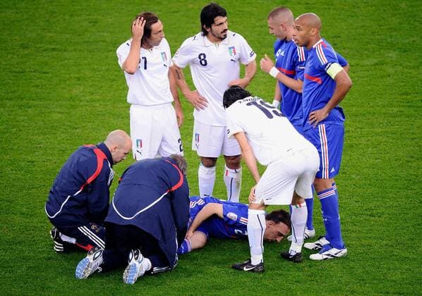 Franck Ribery ist schwer verletzt, Thierry Henry (re.), Karim Benzema (beide Frankreich, 2.v.re.), Gennaro Gattuso (2.v.li.) und Andrea Pirlo (beide Italien, li.) im Gespräch - Fußball EM Herren Euro 2008, Länderspiel, Nationalteam, Nationaltrikot, Frankreich - Italien Gruppe Zürich