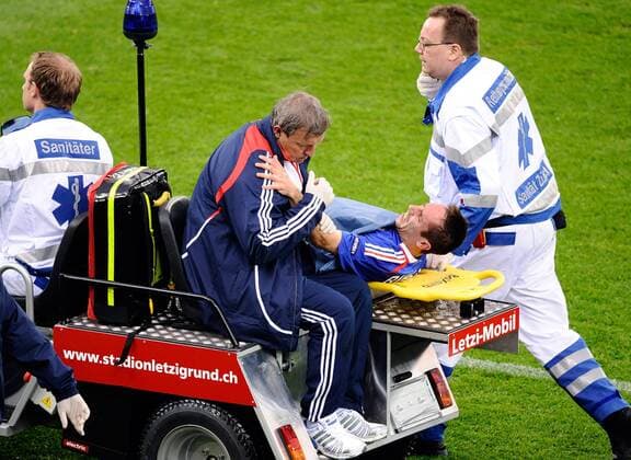 Franck Ribery (Frankreich) ist schwer verletzt und wird mit dem Letzi Mobil abtransportiert - Fußball EM Herren Euro 2008, Länderspiel, Nationalteam, Nationaltrikot, Gruppe Zürich Enttäuschung,