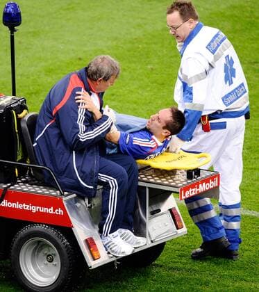 Franck Ribery (Frankreich) ist schwer verletzt und wird mit dem Letzi Mobil abtransportiert - Fußball EM Herren Euro 2008, Länderspiel, Nationalteam, Nationaltrikot, Gruppe Zürich Enttäuschung,