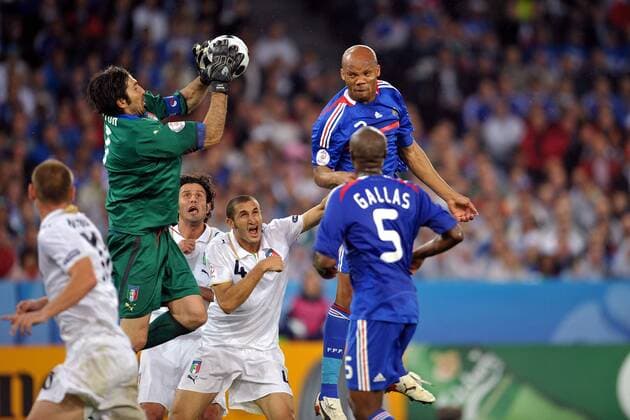 Jean Alain Boumsong (Frankreich, hi.re.) gegen Torwart Gianluigi Buffon und Giorgio Chiellini (beide Italien, Mitte) -  Fußball EM Herren Euro 2008, Länderspiel, Nationalteam, Nationaltrikot, Frankreich - Italien 0:2 Gruppe Zürich Dynamik,