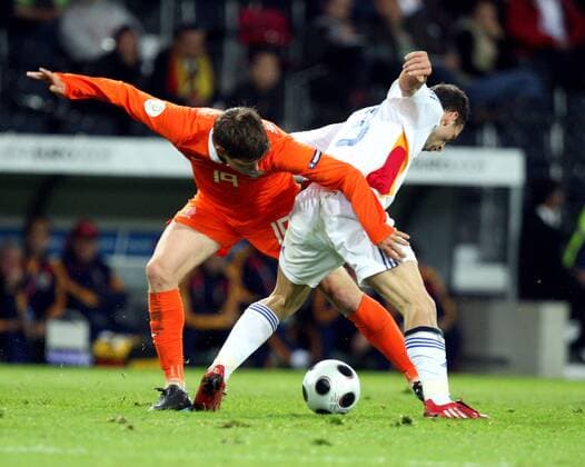 Klaas Jan Huntelaar (Niederlande, li) gegen Razvan Rat (Rumänien) -  Fußball EM Herren EURO 2008, Länderspiel, Nationalmannschaft, Nationaltrikot, Niederlande - Rumänien 2:0 Gruppe Bern Dynamik, Kampf,