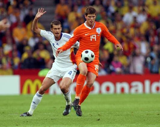 Klaas Jan Huntelaar (Niederlande, re.) gegen Gabriel Tamas (Rumänien) Fußball EM Herren EURO 2008, Länderspiel, Nationalmannschaft, Nationaltrikot, Niederlande - Rumänien 2:0 Gruppe Bern 