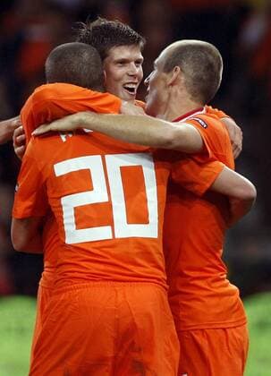Torjubel Niederlande, v.re.: Arjen Robben, Ibrahim Afellay und Klaas Jan Huntelaar -  - NOxONLINExUSE Fußball EM Herren EURO 2008, Länderspiel, Nationalmannschaft, Nationaltrikot Gruppe Bern Freude, Fußball EM Herren EURO 2008, Länderspiel, Nationalmannschaft, Nationaltrikot Gruppe Bern Freude,