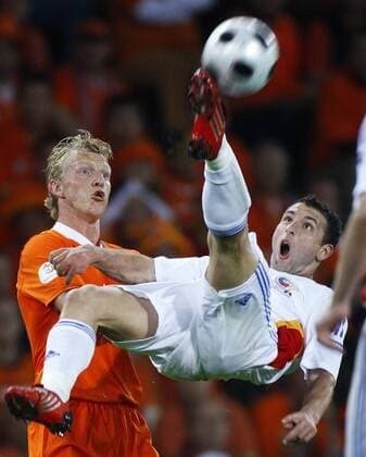 Razvan Rat (Rumänien, re.) gegen Dirk Kuyt (Niederlande) -  Fußball EM Herren Euro 2008, Länderspiel, Nationalteam, Nationaltrikot, Niederlande - Rumänien 2:0 Gruppe Bern Dynamik, Kampf,