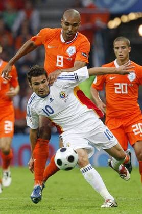 Adrian Mutu (Rumänien, vorn) gegen Orlando Engelaar (Niederlande) -  Fußball EM Herren Euro 2008, Länderspiel, Nationalteam, Nationaltrikot, Niederlande - Rumänien 2:0 Gruppe Bern Dynamik, Kampf,