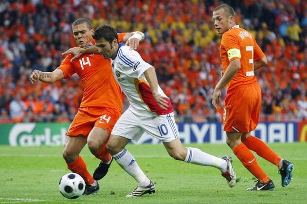 Adrian Mutu (Rumänien, Mitte) gegen Wilfred Bouma (li.) und John Heitinga (beide Niederlande) -  Fußball EM Herren Euro 2008, Länderspiel, Nationalteam, Nationaltrikot, Niederlande - Rumänien 2:0 Gruppe Bern Dynamik, Kampf,