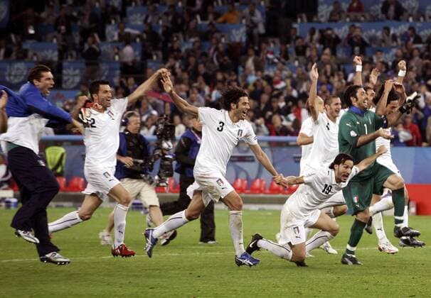 Fabio Grosso (3) und Gianluca Zambrotta (beide Italien, 19) - Schlußjubel -  Fußball Länderspiel Herren EURO 2008, EM, Nationalteam, Nationaltrikot Gruppe Zürich Freude, Begeisterung,