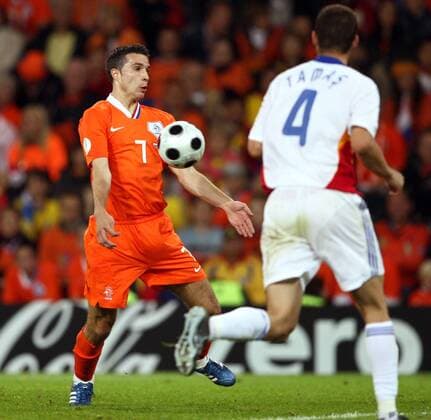 Robin van Persie (Niederlande, li.) im Duell -  Fußball EM Herren Euro 2008, Länderspiel, Nationalteam, Nationaltrikot, Niederlande - Rumänien Gruppe Bern Dynamik,