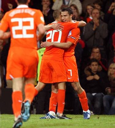 Robin van Persie (Niederlande, re.) - Torjubel -  Fußball EM Herren Euro 2008, Länderspiel, Nationalteam, Nationaltrikot, Gruppe Bern Freude,