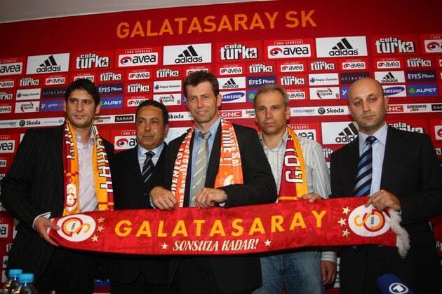 Michael Skibbe (Mitte) wird von Ümit Davala (Türkei, li.), Co Trainer Edwin Boekamp (2.v.re.), Manager Adnan Sezgin (beide Galatasaray, 2.v.li.) und Cenk Ergün (Türkei) als neuer Trainer von Galatasaray Istanbul vorgestellt -  Fußball Herren Vorschau Süper Lig 2008 2009, 1. Türkische Liga, Pressekonferenz, Pressetermin, Präsentation Gruppe Istanbul