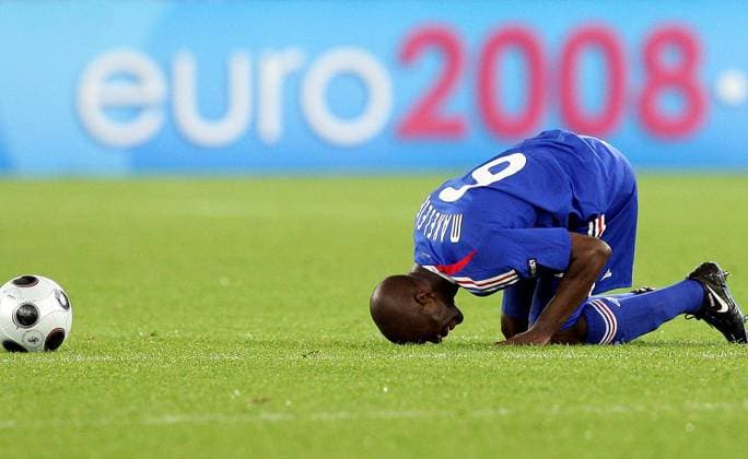 Claude Makelele (Frankreich) verletzt -  Fußball EM Herren Euro 2008, Länderspiel, Nationalmannschaft, Nationaltrikot Einzelbild Zürich
