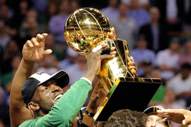 Kevin Garnett (Boston Celtics) präsentiert die Larry O Brien Trophäe für den Gewinn der NBA Meisterschaft 2008 -  Basketball Herren NBA Finals 2007 2008, Playoffs, Playoff, Play Offs, Off Einzelbild Boston Freude,