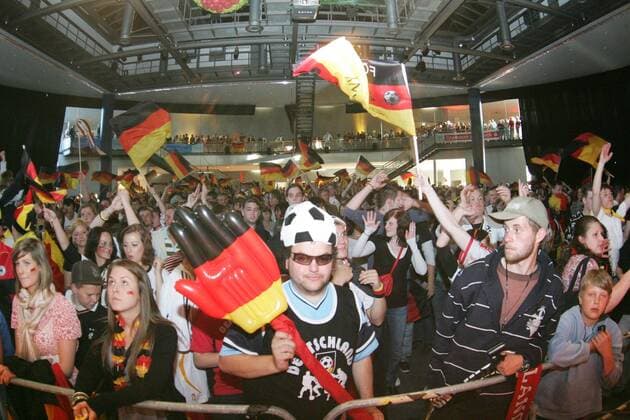 Deutsche Fans während des Fanfestes in der Lübecker Musik- und Kongresshalle Fußball EM Herren Euro 2008, Länderspiel, Nationalteam, Totale Lübeck