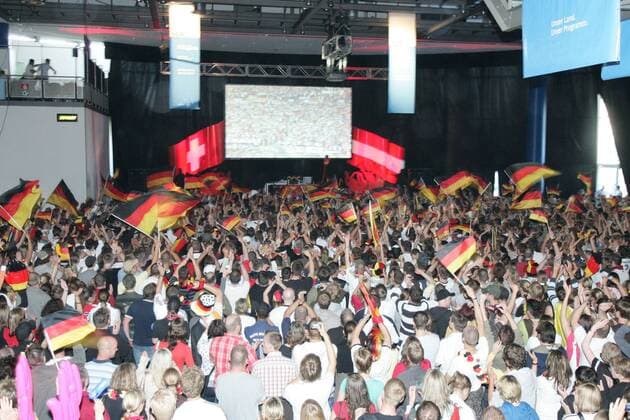 Deutsche Fans jubeln während des Fanfestes in der Lübecker Musik- und Kongresshalle Fußball EM Herren Euro 2008, Länderspiel, Nationalteam, Totale Lübeck Freude,