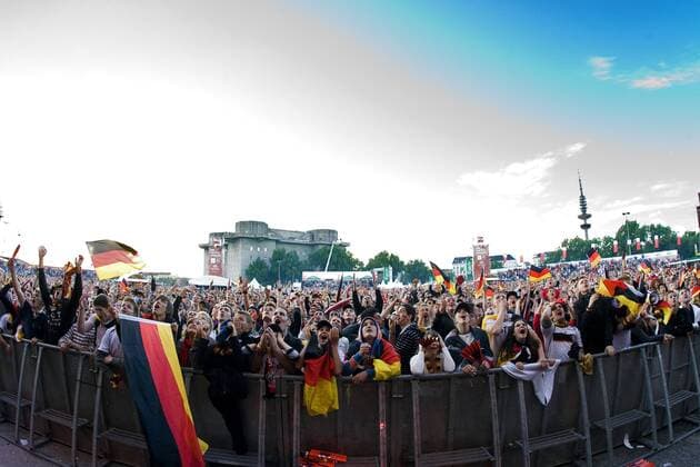 Deutsche Fans beim Public Viewing auf dem Heiligengeistfeld in Hamburg Fußball EM Herren Euro 2008, Länderspiel, Nationalteam, Fanfest Totale Hamburg Freude,
