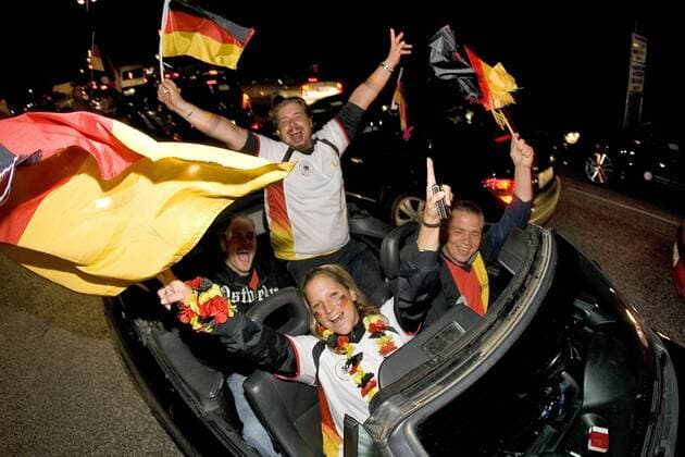 Deutsche Fans jubeln über den EM Viertelfinaleinzug bei einem Autokorso in Hamburg Fußball EM Herren Euro 2008, Länderspiel, Nationalteam, Gruppe Hamburg Freude, Begeisterung,