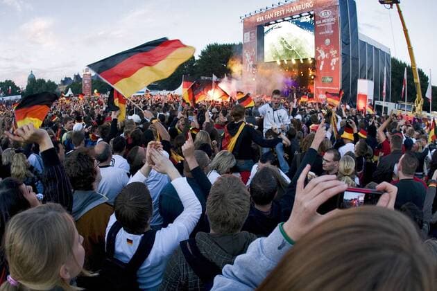 Deutsche Fans beim Public Viewing auf dem Heiligengeistfeld in Hamburg Fußball EM Herren Euro 2008, Länderspiel, Nationalteam, Totale Hamburg Fußball EM Herren Euro 2008, Länderspiel, Nationalteam, Totale Hamburg