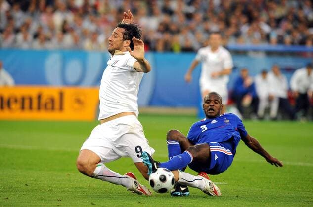Eric Abidal (Frankreich, re.) foult Luca Toni (Italien) -  (pan26515) Fußball EM Herren Euro 2008, Länderspiel, Nationalteam, Nationaltrikot, Italien - Frankreich 2:0 Gruppe Zürich Dynamik,