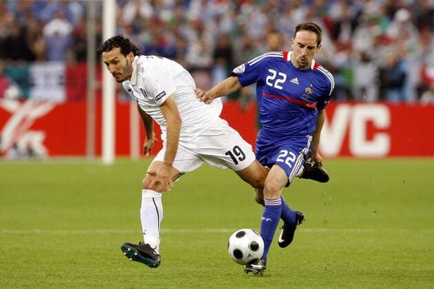 Franck Ribery (Frankreich, re.) gegen Gianluca Zambrotta (Italien) -  (pan26516) Fußball EM Herren Euro 2008, Länderspiel, Nationalteam, Nationaltrikot, Italien - Frankreich 2:0 Gruppe Zürich Dynamik,