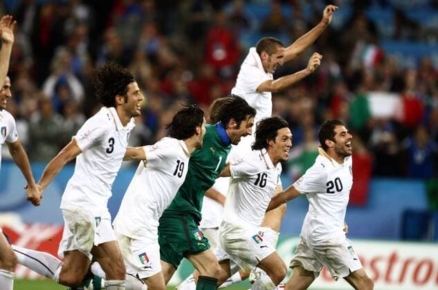 Schlußjubel Italien, v.li.: Fabio Grosso, Gianluca Zambrotta, Torwart Gianluigi Buffon, Mauro Camoranesi, Simone Perrotta und Giorgio Chiellini -  (pan26520) Fußball EM Herren Euro 2008, Länderspiel, Nationalteam, Nationaltrikot Gruppe Zürich Begeisterung, Freude,