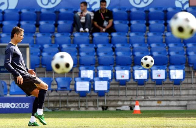 Cristiano Ronaldo (Portugal) -  Fußball EM Herren Euro 2008, Nationalmannschaft, Training Einzelbild Basel Überlegenheit