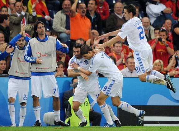 Angelos Charisteas (Griechenland, 2.v.re.) jubelt mit seinen Teamkollegen - Fußball EM Herren Euro 2008, Länderspiel, Nationalteam, Nationaltrikot Gruppe Salzburg Begeisterung, Freude,
