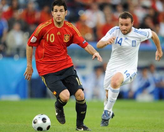 Cesc Fabregas (Spanien, li.) gegen Dimitrios Salpingidis (Griechenland) - Fußball EM Herren Euro 2008, Länderspiel, Nationalteam, Nationaltrikot Gruppe Salzburg Dynamik,