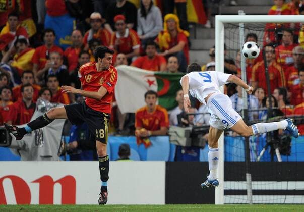 Angelos Charisteas (Griechenland, re.) erzielt das 1:0 gegen Alvaro Arbeloa (Spanien) - Fußball EM Herren Euro 2008, Länderspiel, Nationalteam, Nationaltrikot Gruppe Salzburg Dynamik,