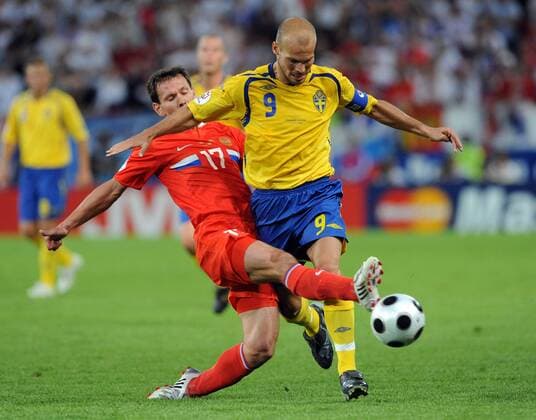Fredrik Ljungberg (Schweden, re.) gegen Konstantin Zyryanov (Russland) - Fußball EM Herren Euro 2008, Länderspiel, Nationalteam, Nationaltrikot, Russland - Schweden Gruppe Innsbruck Dynamik, Kampf,