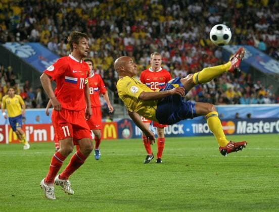 Henrik Larsson (Schweden, re.) gegen Sergey Semak (Russland) - Fußball EM Herren Euro 2008, Länderspiel, Nationalteam, Nationaltrikot, Russland - Schweden 2:0 Gruppe Innsbruck Dynamik,