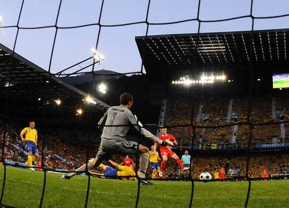 Torwart Andreas Isaksson (Schweden) kassiert den Treffer zum 1:0 von Roman Pavlyuchenko (Russland, re.) - Fußball EM Herren Euro 2008, Länderspiel, Nationalteam, Nationaltrikot, Russland - Schweden 2:0 Totale Innsbruck Dynamik,
