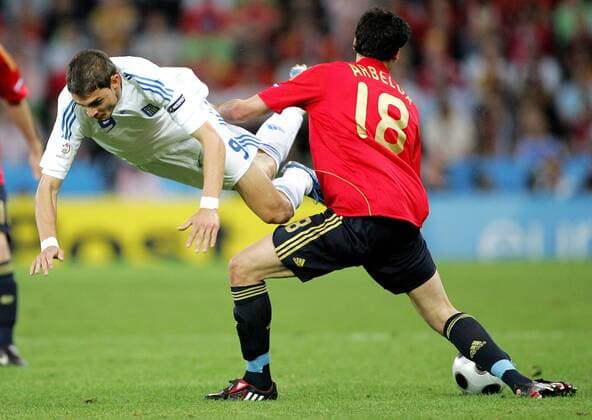 Angelos Charisteas (Griechenland, li.) gegen Alvaro Arbeloa (Spanien) -  Fußball EM Herren EURO 2008, Länderspiel, Nationalteam, Nationaltrikot, Griechenland - Spanien 1:2, Vdig Gruppe Salzburg Dynamik,