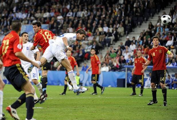 Angelos Charisteas (Griechenland, Mitte) erzielt das 1:0 gegen Spanien Fußball EM Herren Euro 2008, Länderspiel, Nationalteam, Nationaltrikot, Spanien - Griechenland 2:1 Gruppe Salzburg Dynamik,