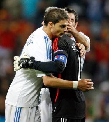 Angelos Charisteas (li.) und Torwart Antonios Nikopolidis (beide Griechenland) -  Fußball EM Herren EURO 2008, Länderspiel, Nationalteam, Nationaltrikot, Griechenland, Vdig Gruppe Salzburg