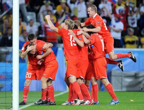 Torjubel Russland mit Torschütze Andrey Arshavin (2.v.li.) und Igor Semshov (li.) - Fußball EM Herren Euro 2008, Länderspiel, Nationalteam, Nationaltrikot Gruppe Innsbruck Freude, Begeisterung,