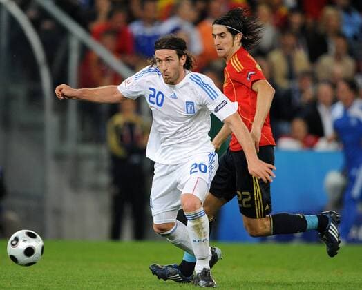 Ioannis Amanatidis (Griechenland, li.) gegen Ruben de la Red (Spanien) - Fußball EM Herren Euro 2008, Länderspiel, Nationalmannschaft, Gruppe Salzburg Dynamik,