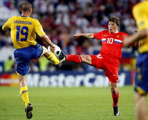 Andrei Arshavin (Rußland, re.) gegen Daniel Andersson (Schweden) -  Fußball EM Herren Euro 2008, Länderspiel, Nationalteam, Nationaltrikot, Schweden - Rußland 0:2 Gruppe Innsbruck Dynamik,