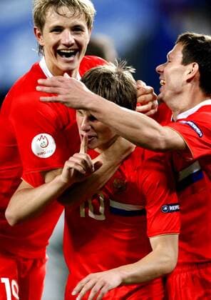 Andrei Arshavin (Mitte) und Roman Pavlyuchenko (li., beide Rußland) - Torjubel -  Fußball EM Herren Euro 2008, Länderspiel, Nationalteam, Nationaltrikot Gruppe Innsbruck Begeisterung, Freude,