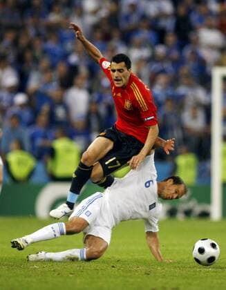 Daniel Gonzalez Guiza (Spanien, li.) gegen Angelos Basinas (Griechenland) Fußball EM Herren Euro 2008, Länderspiel, Nationalteam, Nationaltrikot, Spanien - Griechenland 2:1 Gruppe Salzburg Dynamik,