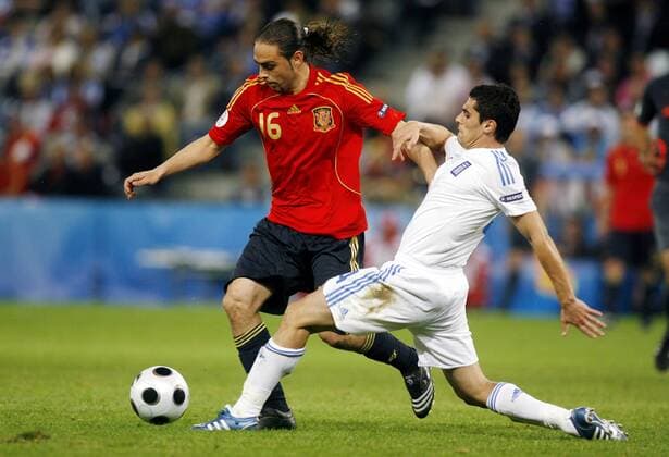 Sergio Garcia (Spanien, li.) gegen Nikos Spyropoulos (Griechenland) Fußball EM Herren Euro 2008, Länderspiel, Nationalteam, Nationaltrikot, Spanien - Griechenland 2:1 Gruppe Salzburg Dynamik,