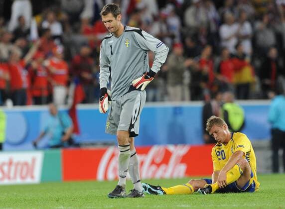 Torwart Andreas Isaksson (li.) und Marcus Allbäck (beide Schweden) enttäuscht nach dem Vorrundenaus bei der Euro 2008 - Fußball EM Herren Euro 2008, Länderspiel, Nationalteam, Nationaltrikot Gruppe Innsbruck Enttäuschung, Fußball EM Herren Euro 2008, Länderspiel, Nationalteam, Nationaltrikot Gruppe Innsbruck Enttäuschung,