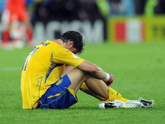 Johan Elmander (Schweden) enttäuscht nach dem Vorrundenaus bei der Euro 2008 - Fußball EM Herren Euro 2008, Länderspiel, Nationalteam, Nationaltrikot Einzelbild Innsbruck Enttäuschung, Fußball EM Herren Euro 2008, Länderspiel, Nationalteam, Nationaltrikot Einzelbild Innsbruck Enttäuschung,