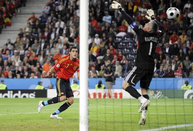Daniel Guiza (Spanien, li.) trifft zum 1:2 gegen Torwart Antonios Nikopolidis (Griechenland) Fußball EM Herren Euro 2008, Länderspiel, Nationalteam, Nationaltrikot, Griechenland - Spanien 1:2 Gruppe Salzburg Dynamik, Fußball EM Herren Euro 2008, Länderspiel, Nationalteam, Nationaltrikot, Griechenland - Spanien 1:2 Gruppe Salzburg Dynamik,